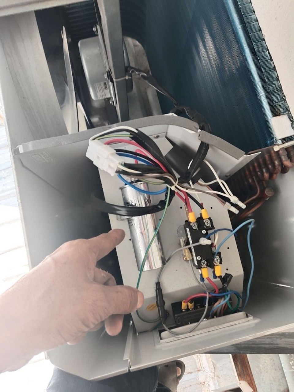 อะไหล่บางตัวสามารถทำให้แอร์เราไม่เย็นได้มีปัญหาเรื่องแอร์ไม่เย็นมีแต่ลมโทรหาช่างทันที